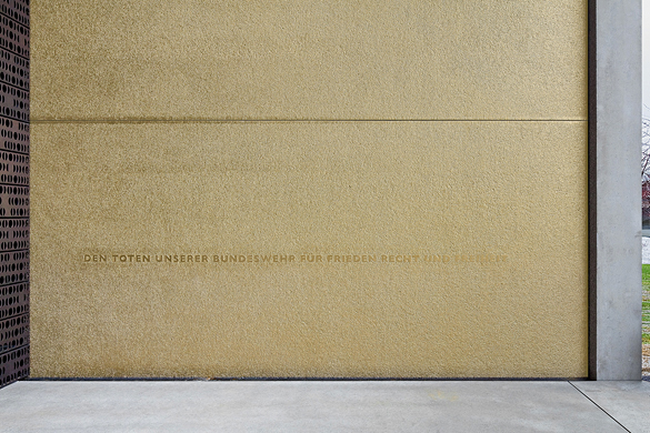 goldene Wand im Aussenbereich mit der Inschrift "Den Toten unserer Bundeswehr. Für Frieden, Recht und Freiheit."
